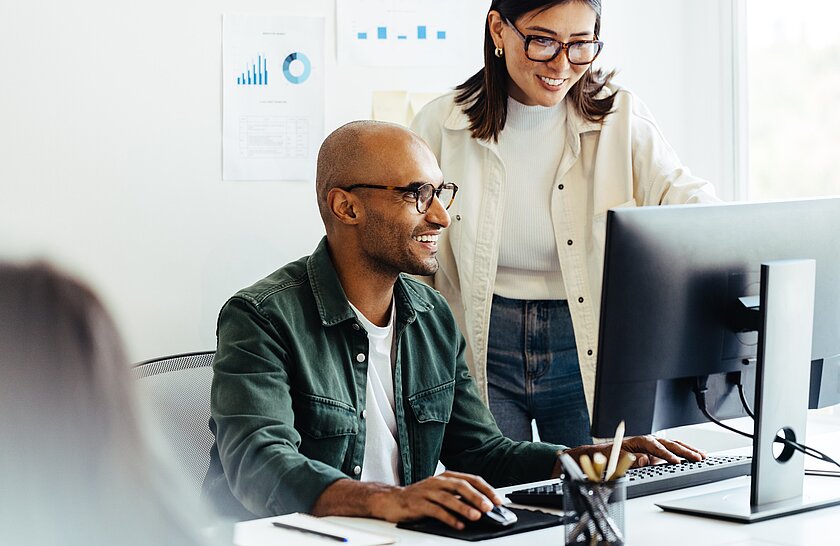 Begeisternde Zusammenarbeit am Computer