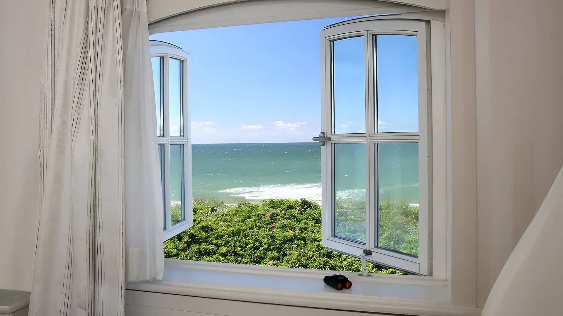 Blick auf die Nordsee durch ein Zimmerfenster im Hommage Hotel Söl'ring Hof