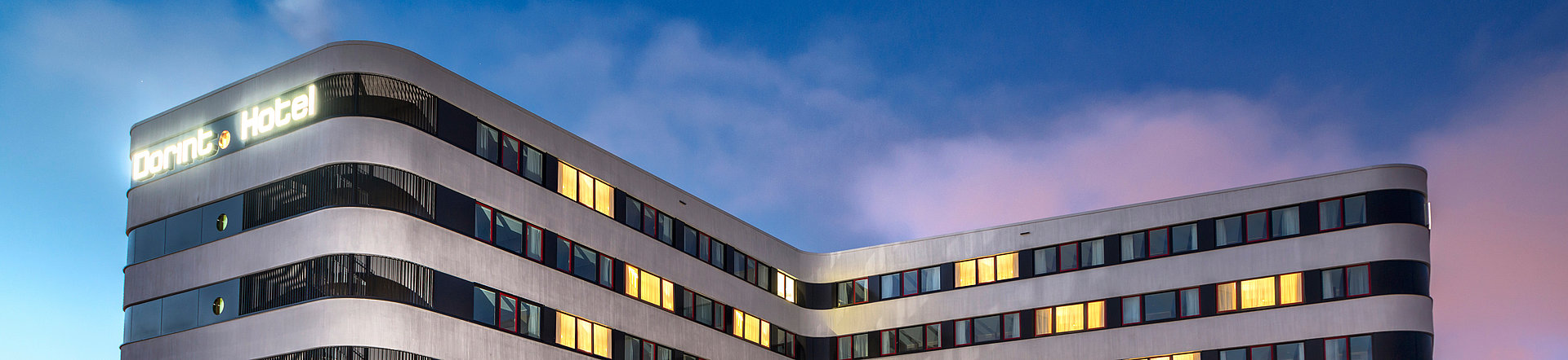 Das Dorint Airport-Hotel Zürich in der Dämmerung