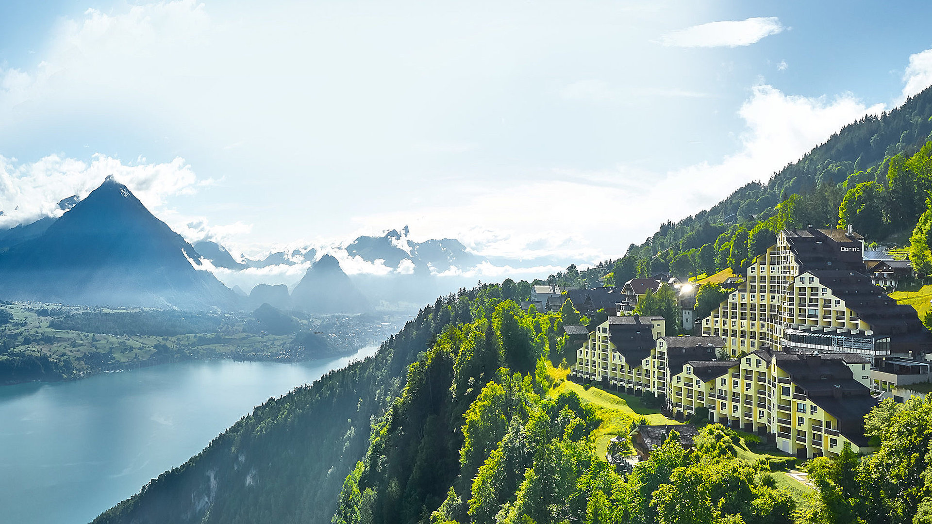 Bergpanorama mit Thunersee und dem Hotel Dorint Blüemlisalp Beatenberg/Interlaken