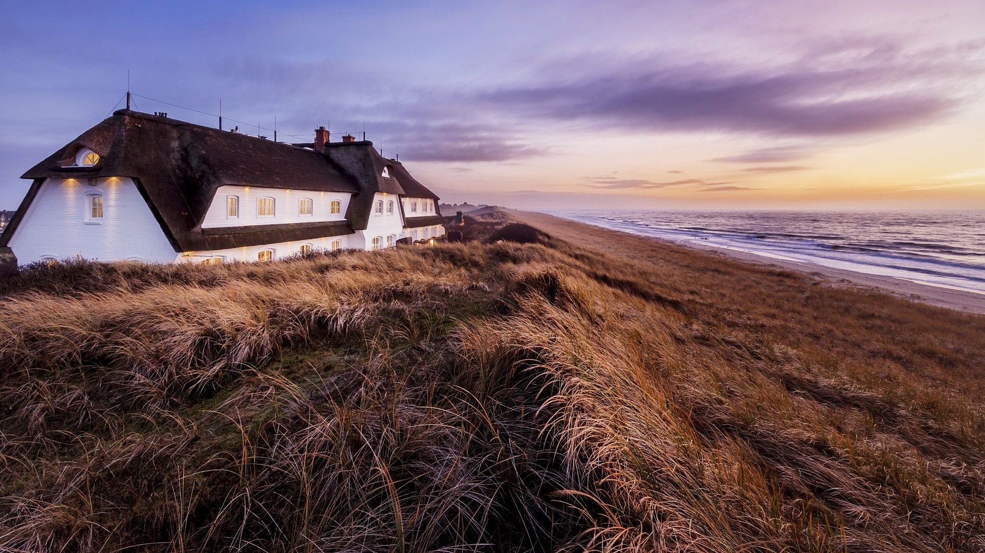 Das Hommage Hotel Söl'ring Hof in den Dünen mit Blick auf die Nordsee im Sonnenuntergang